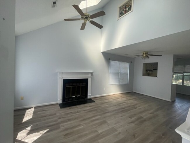 Building Photo - 3 bedroom home centrally located in Newpor...