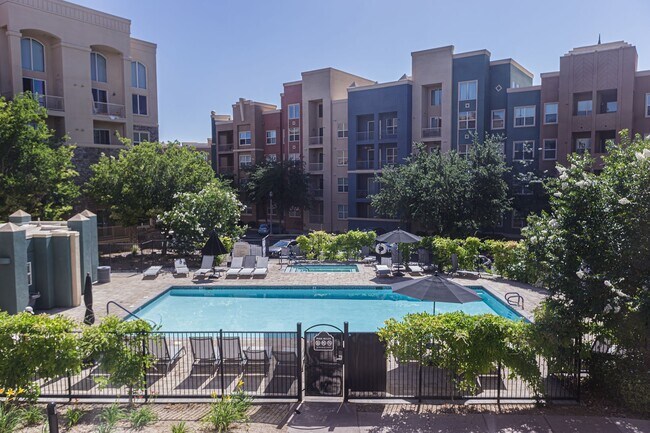 Building Photo - Top Floor 2 Bedroom Condo Located in Manha...