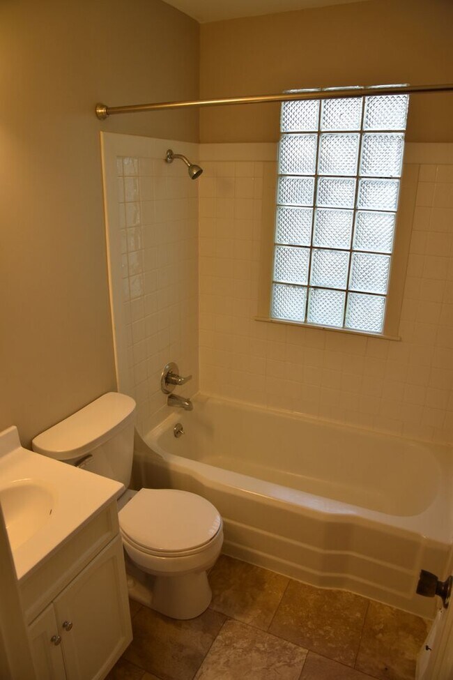 Building Photo - 3 Bedroom Home in Clintonville/Beechwold Area