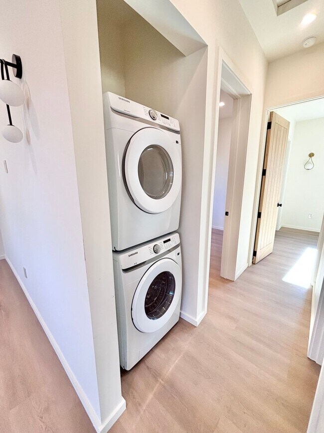 Building Photo - 17852 Saticoy St