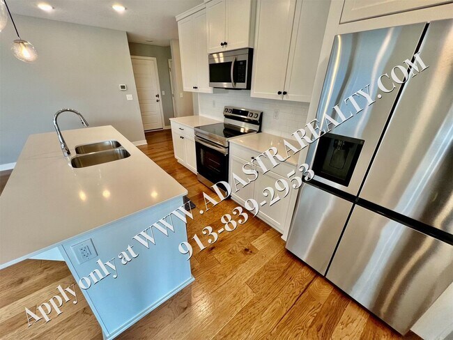 Building Photo - Beautiful Like New 4 Bed 4 Bath Home in Overland Park-Available NOW!!
