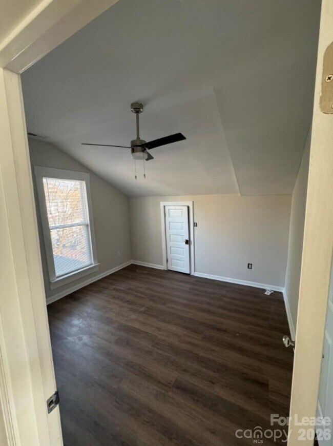 Building Photo - 711 S Jackson St