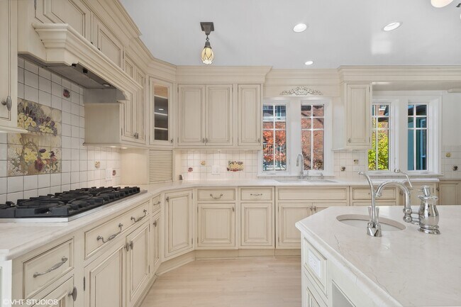 Building Photo - 619 Forest Ave