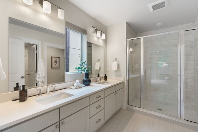 Building Photo - Comfort Meets Convenience in This Bellevue Condo