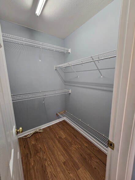 Building Photo - 15200 Fern Hollow Ct