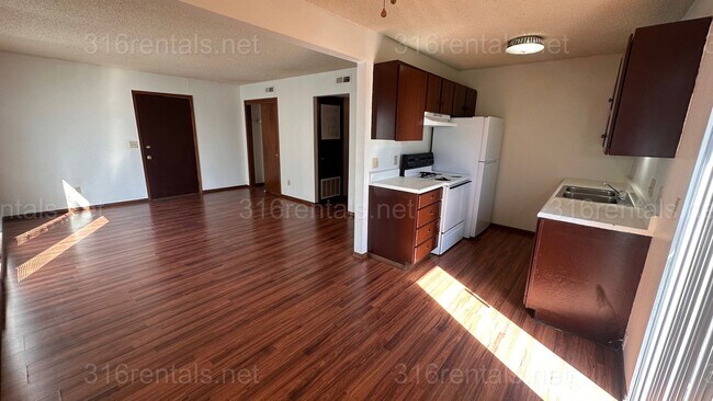 Building Photo - $750 - 2 bed 1 bath - Second floor Apartment