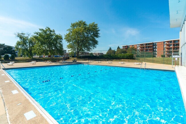 Building Photo - 18 E Old Willow Rd