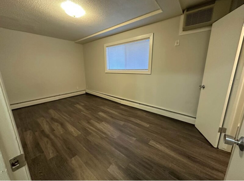 Building Photo - 2430 Muscatine Ave