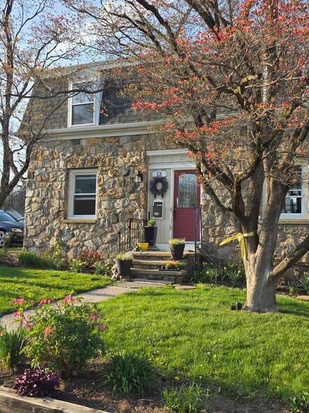 Building Photo - 13 Madison Pl