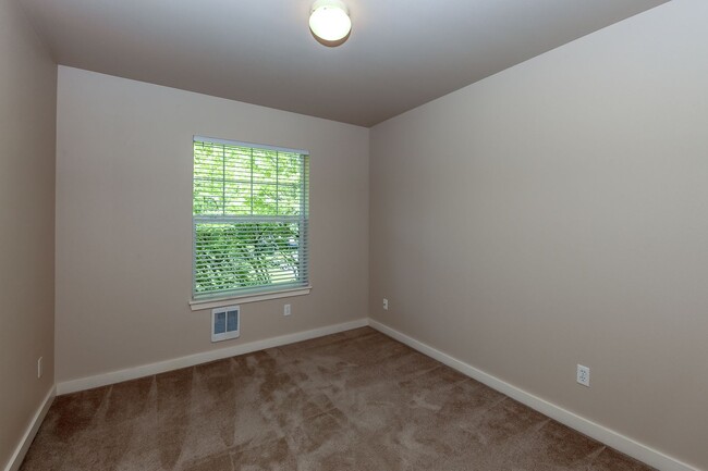 Building Photo - Low Maintenance 3 Bedroom Condo