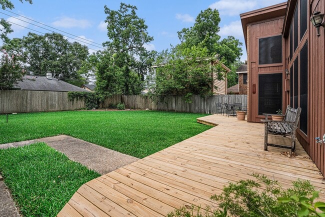 Building Photo - 602 Crestwood Dr