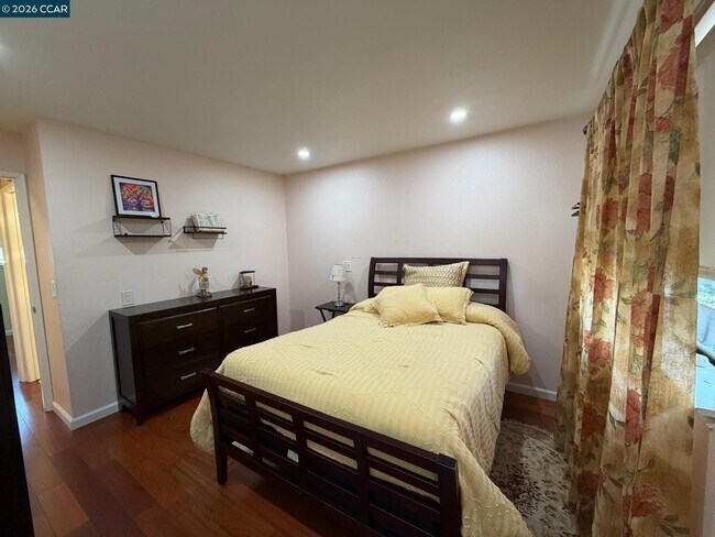 Building Photo - 6 Basin Ct