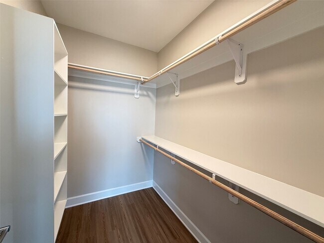 Building Photo - 716 Waugh Dr