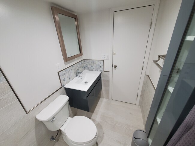 Bathroom - 7 Bancroft St