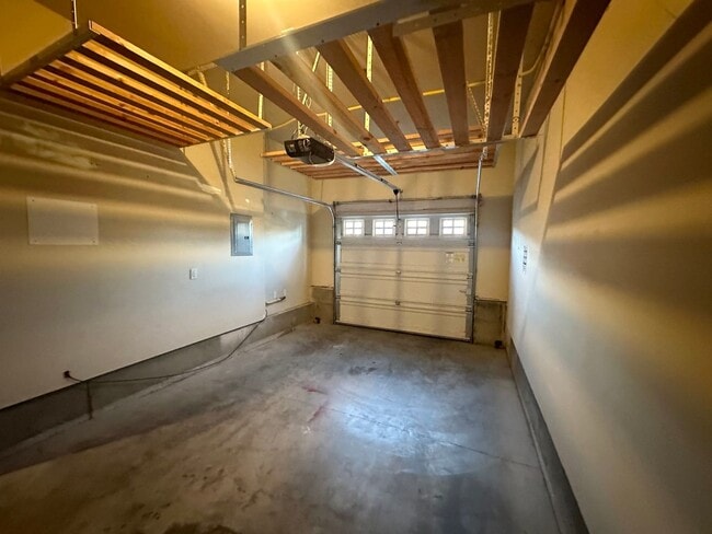 Building Photo - Beautiful 3 Bedroom Townhouse in West Linn!