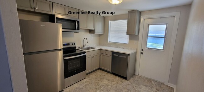 Building Photo - Updated 2 Bed/1Bath Duplex Apartment in be...