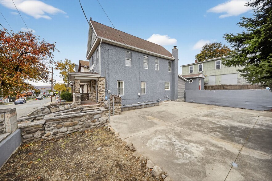 Building Photo - 2035 Delaware St