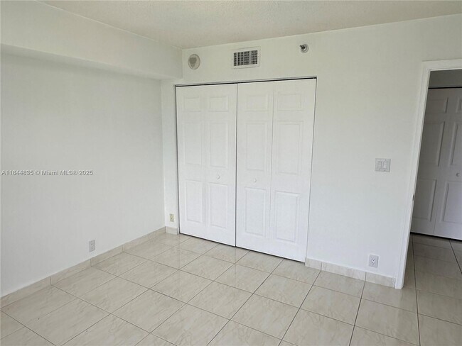 Building Photo - 3530 Mystic Pointe Dr