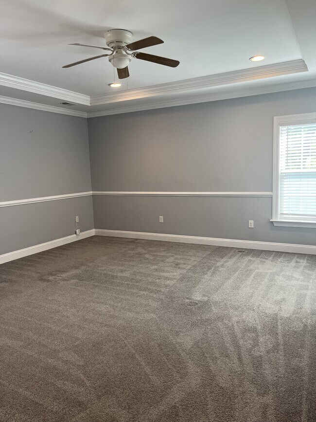 Building Photo - 2703 E Surrey Dr