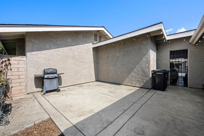 Building Photo - 1605 Carmel Cir E