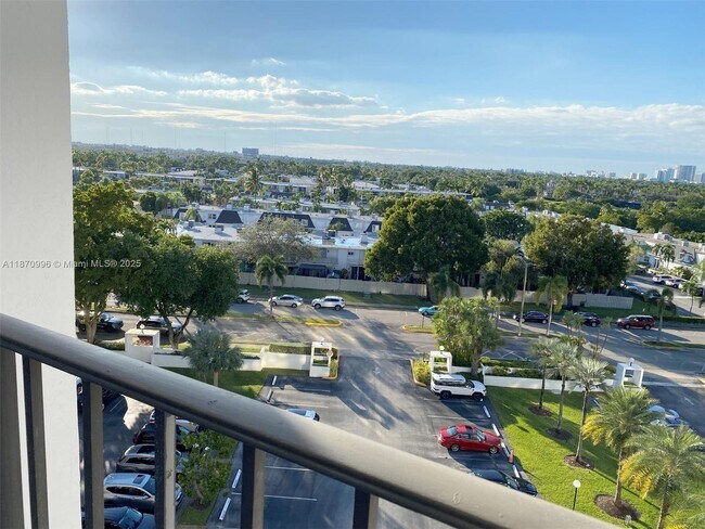 Building Photo - 1000 Parkview Dr