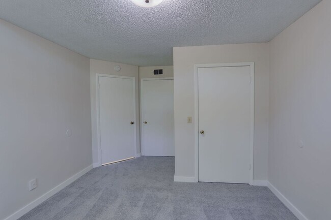 Building Photo - 385 Woodside Dr