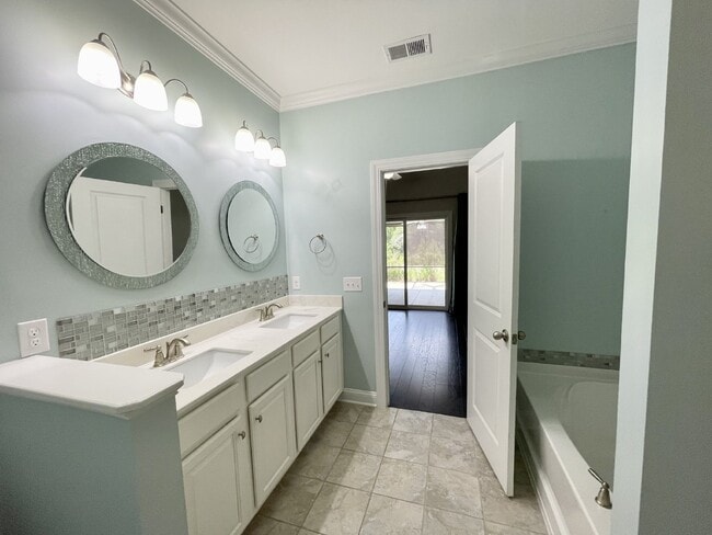 Building Photo - Three Bedroom, Cypress Ridge Townhouse!