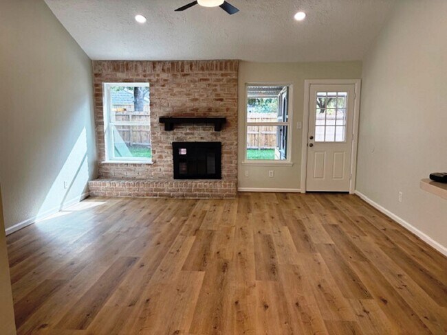 Building Photo - 5363 King Richard Dr