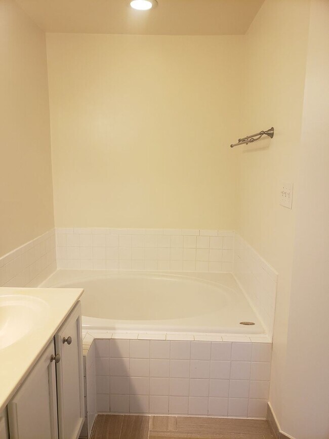 Building Photo - Gorgeous 3 Bedroom 3.5 Bathroom Brick Town...