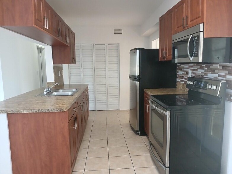 Building Photo - 520 N 69th Ave