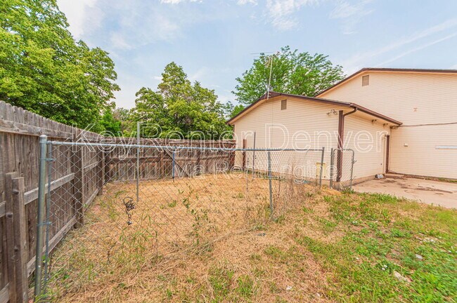 Building Photo - 1498 S Bahama St