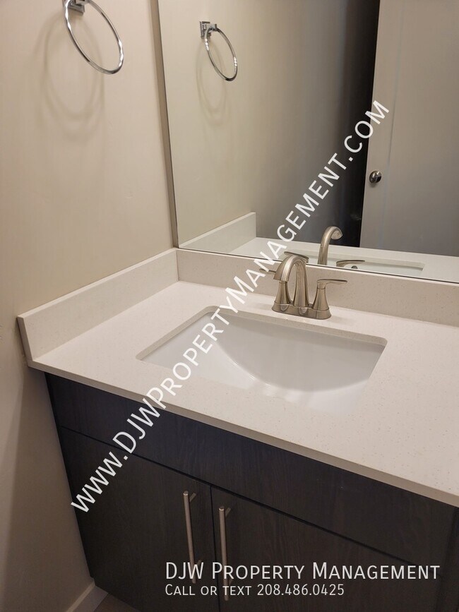 Building Photo - 632 N 44th St