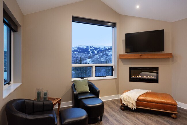 Building Photo - 888 Horse Ranch Dr