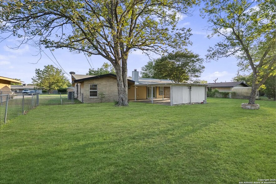 Building Photo - 209 Windcrest Dr