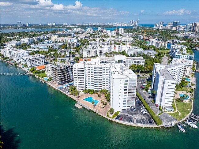 Building Photo - 9102 W Bay Harbor Dr