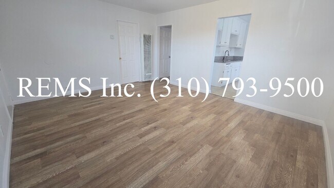 Building Photo - Detached Front House with Laundry Hookups and Garage Parking