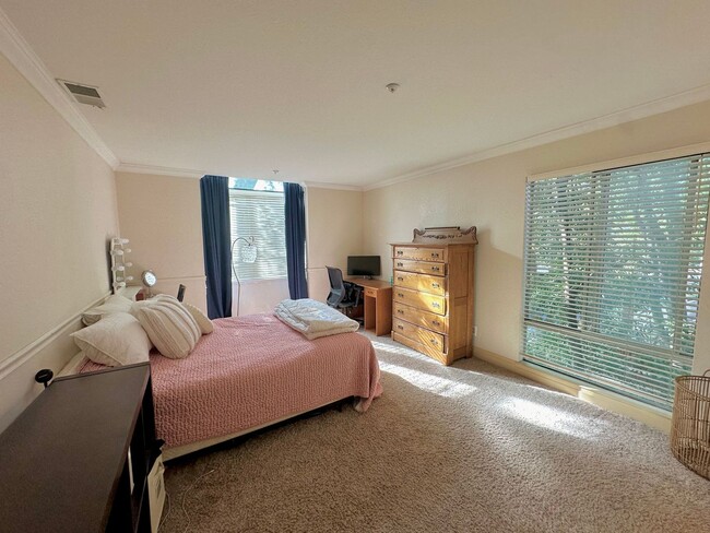 Building Photo - Two Bedroom Two Bath Condo Available in Wa...