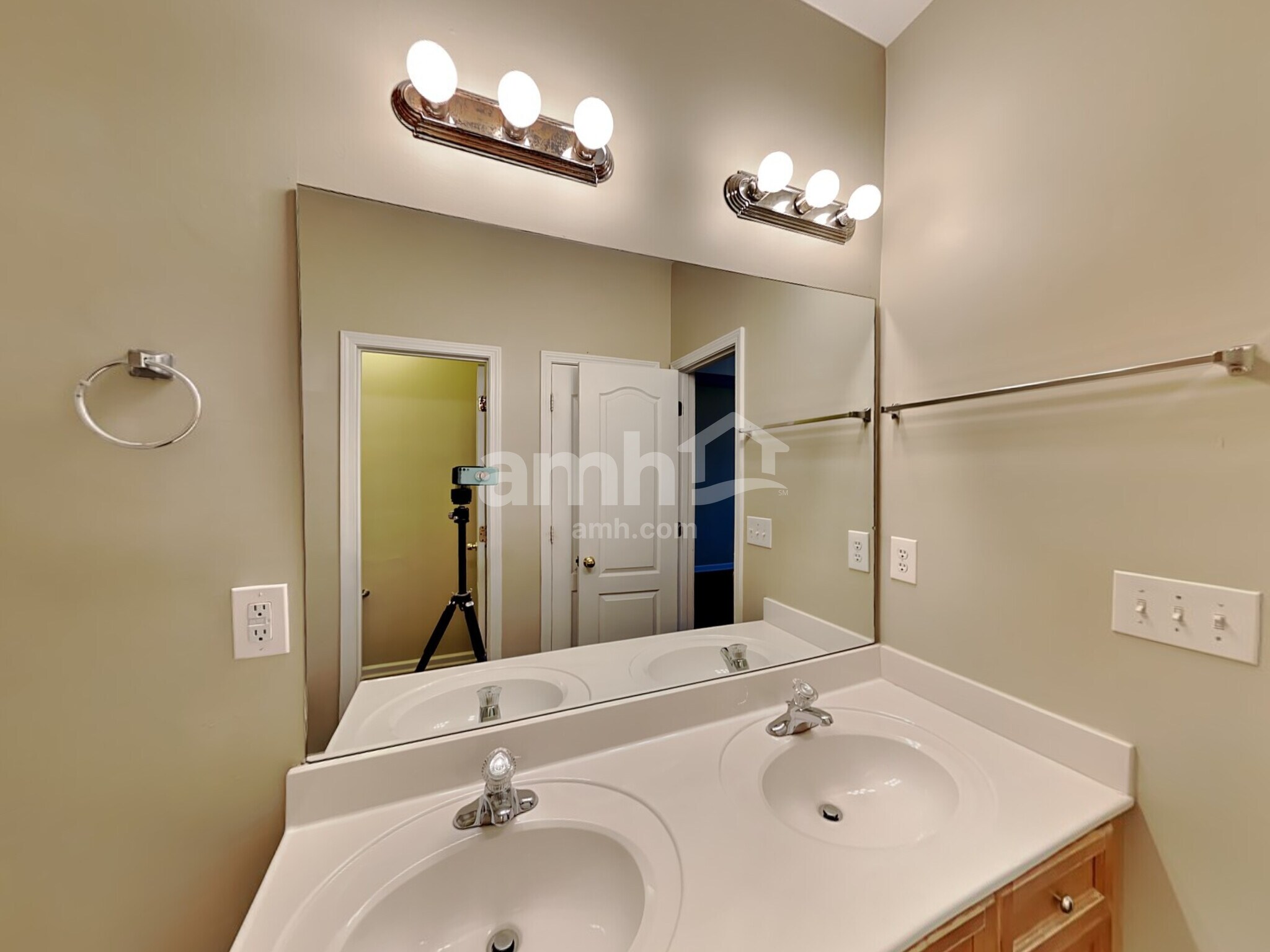 Building Photo - 2341 Suwanee Pointe Dr