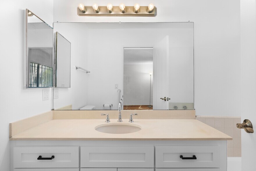 Building Photo - 824 S Shenandoah St