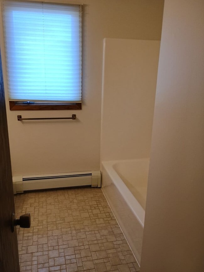 Building Photo - AVAILABLE 4/01/26 Large 2 Bedroom 1 Bath Main Floor Home