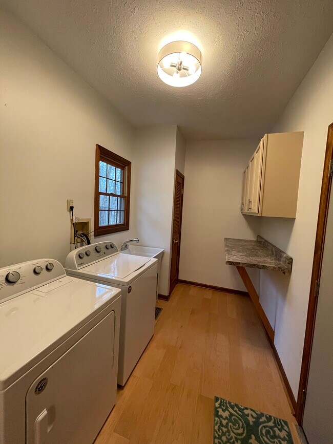 Building Photo - 4683 Shadyside Ln