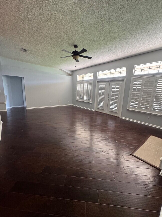 Building Photo - 4 bedroom 2 bath home with large fenced in...