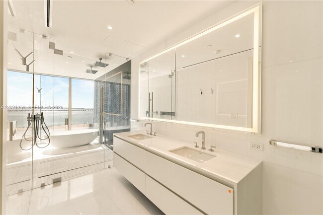 Building Photo - 300 Biscayne Blvd Way