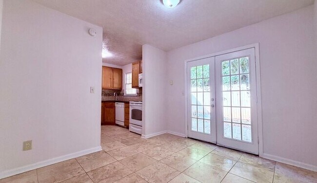 Building Photo - Lilburn 2 Bed-2.5 Bath Townhouse, Fireplace, Great Floor Plan!