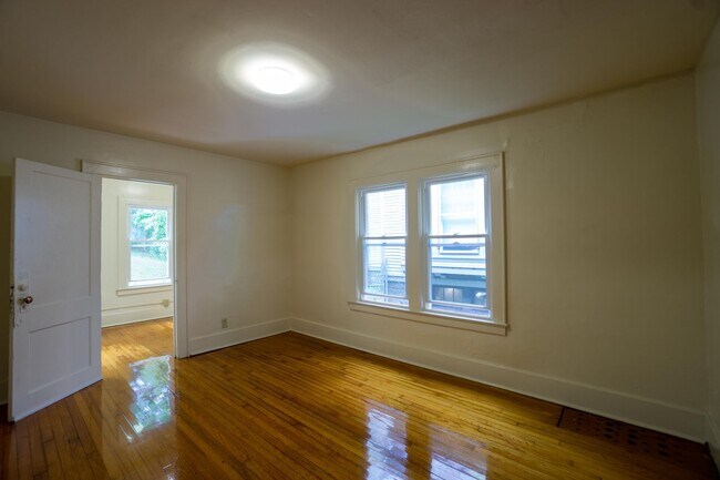 Building Photo - Single Family Home with Enclosed Front Por...
