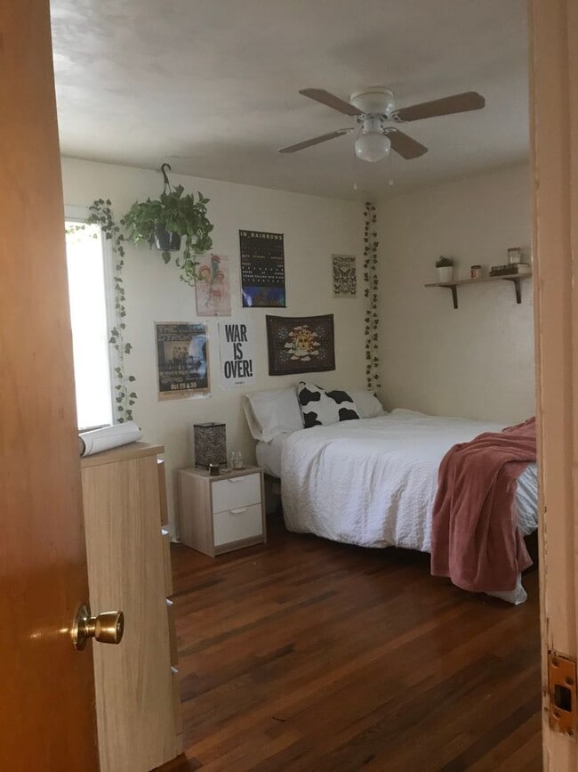 Building Photo - 3 Bed House on Atkamire Drive, close to stadium. Available August 2026!