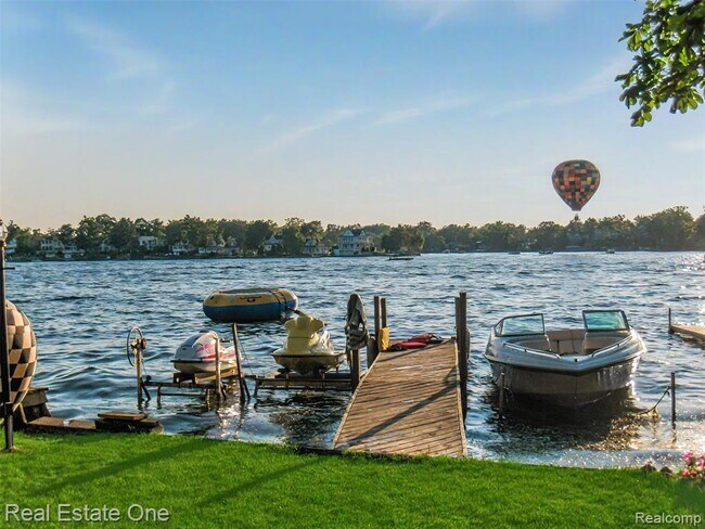 Building Photo - 121 N Shore Dr