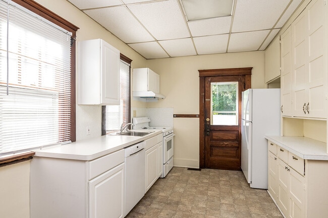 Building Photo - 112 Adams St