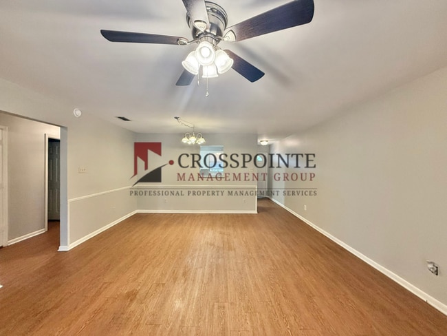 Building Photo - 3 Bedroom, 2 Bathroom Duplex!