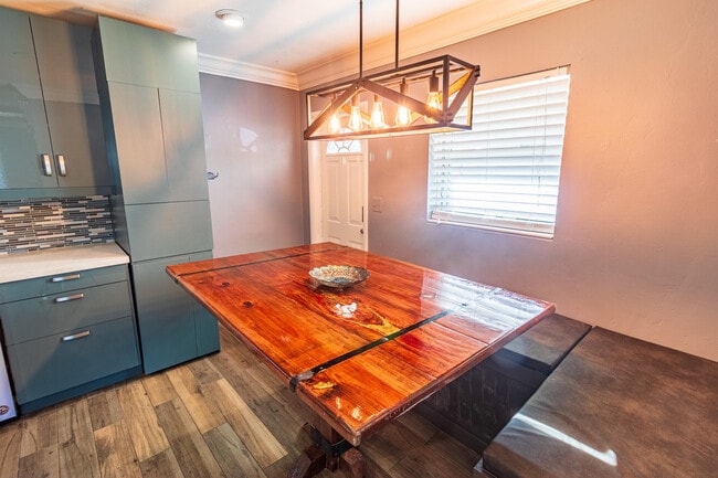 Building Photo - 954 Omar Rd